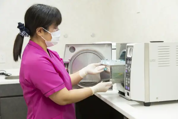 歯科衛生士が使用した器具の消毒滅菌をしている様子